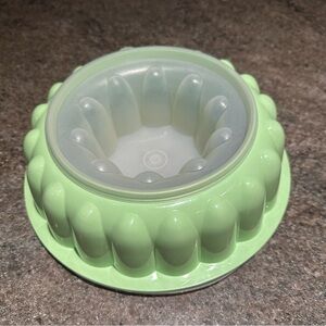 ⭐️ Vintage Tupperware Light Green Silicone Bundt Jello Pan